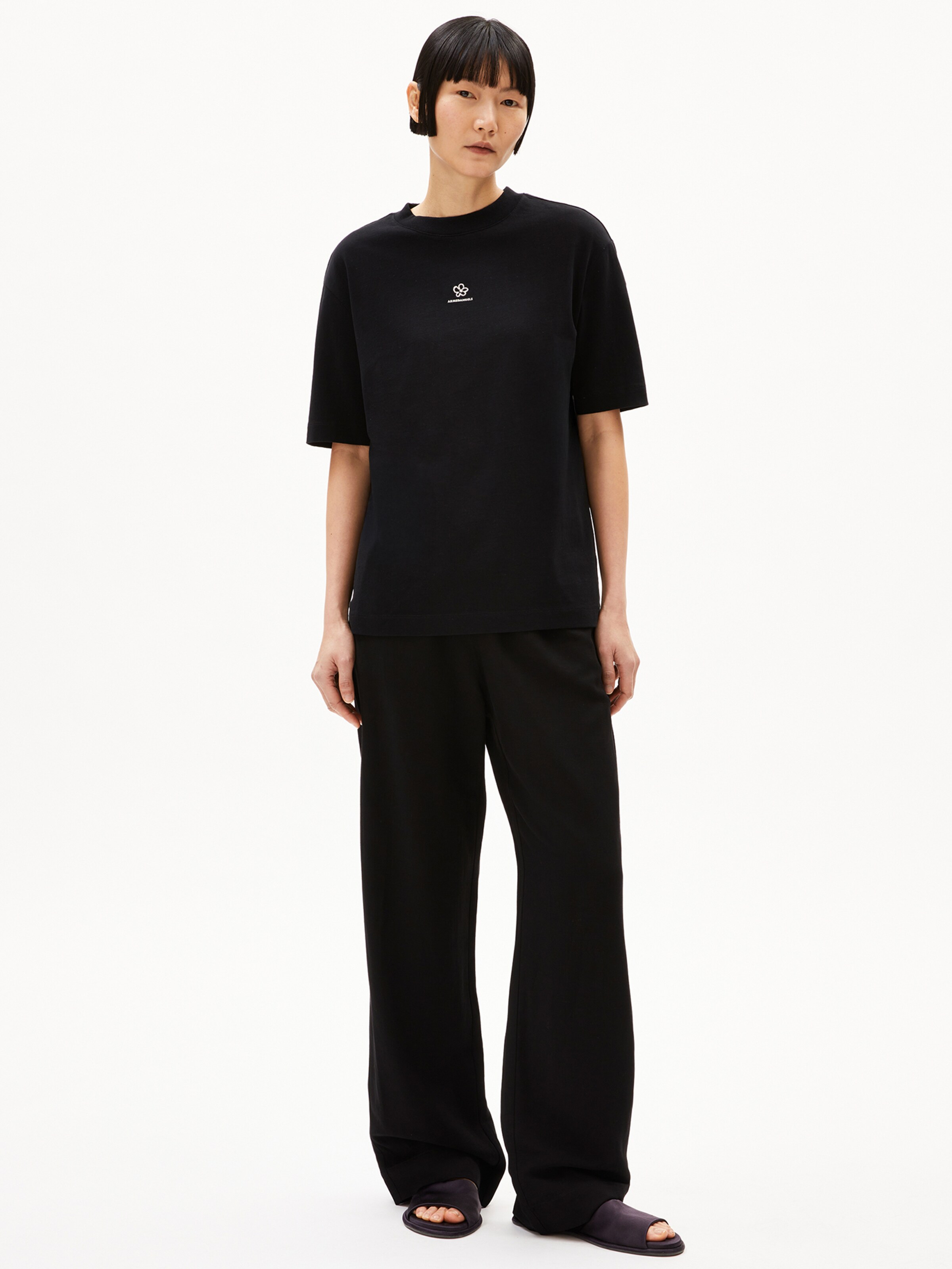 T-shirt ARMEDANGELS en noir : devant