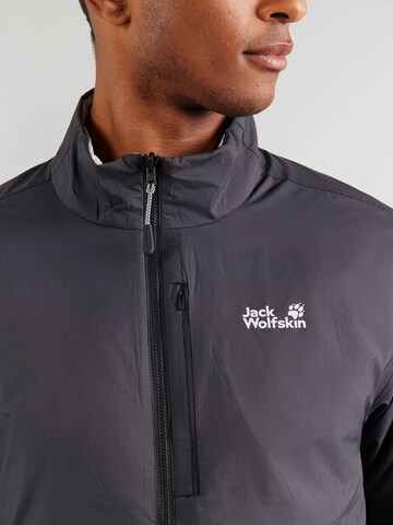 Geacă outdoor 'TRAIL LIGHT' de la JACK WOLFSKIN pe negru