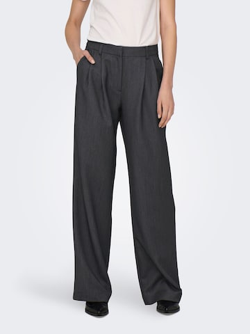 Loosefit Pantaloni con pieghe 'ONLHATTIE' di ONLY in grigio: frontale