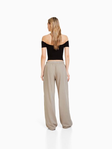 Bershka Wide Leg Jeans med lægfolder i beige