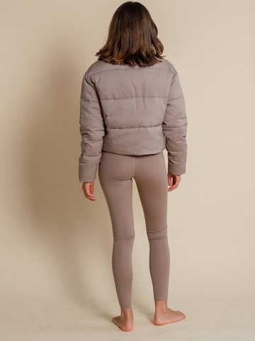 Veste mi-saison 'Puffer' Girlfriend Collective en gris