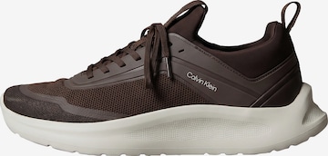 Baskets basses Calvin Klein en marron : devant