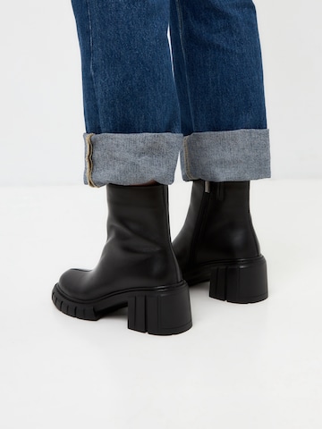 CESARE GASPARI Ankle Boots in Schwarz