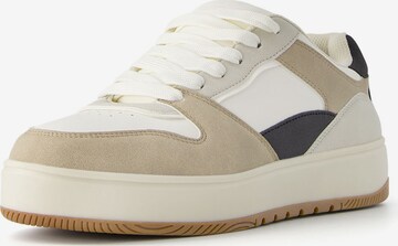 Bershka Sneakers laag in Beige: voorkant