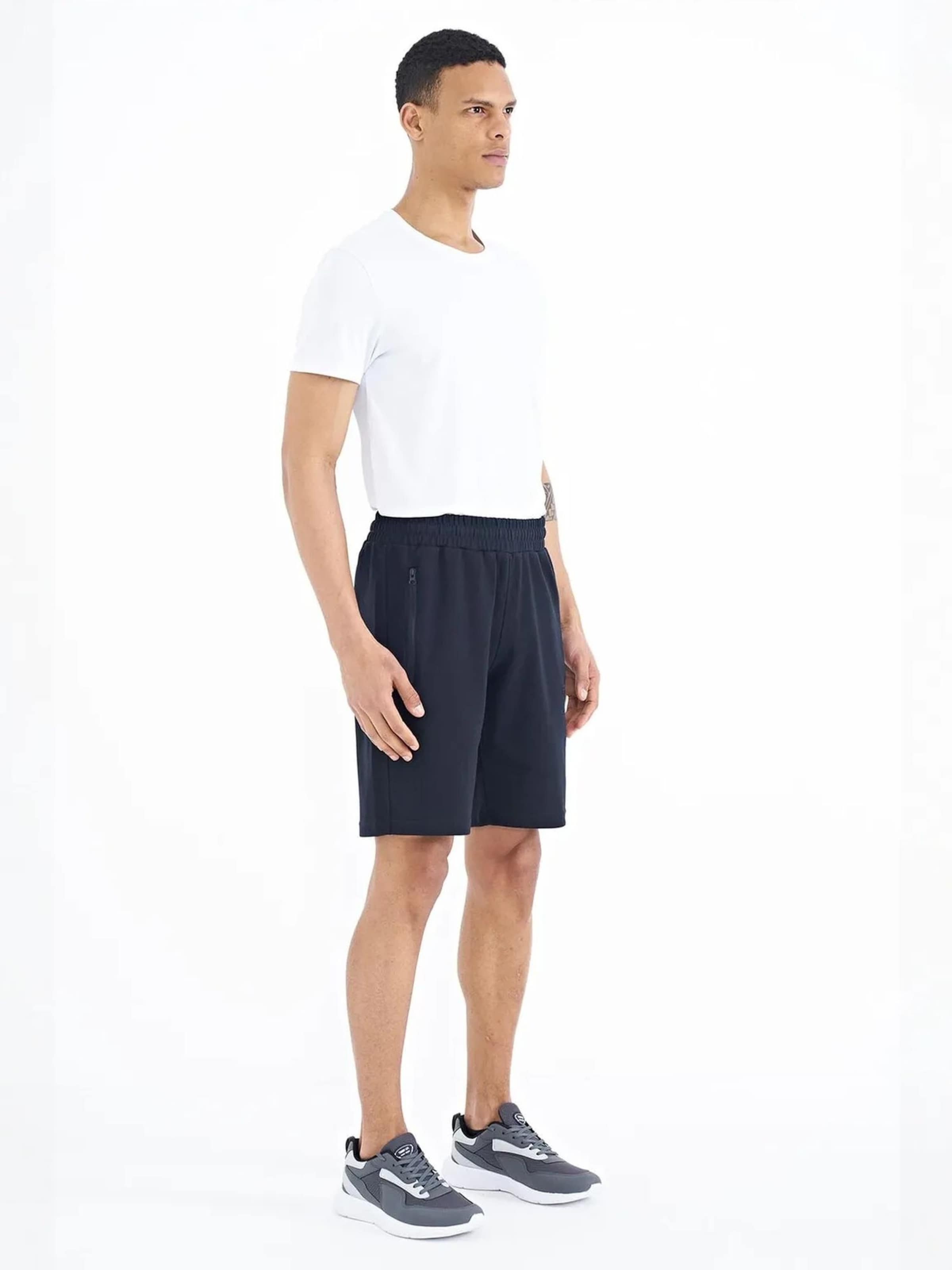 Tommy Life Regular Trousers in Black