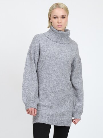 Influencer Pullover in Grau: Vorderseite
