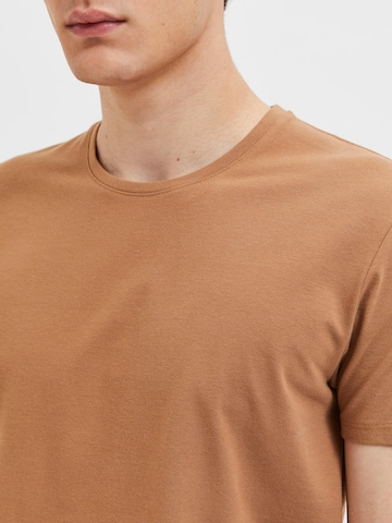 SELECTED HOMME - Camiseta 'AEL' en marrón