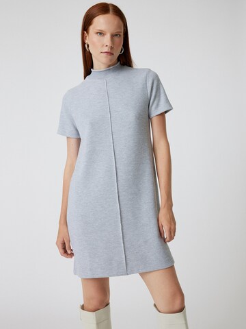 Koton Gebreide jurk in Grijs: voorkant