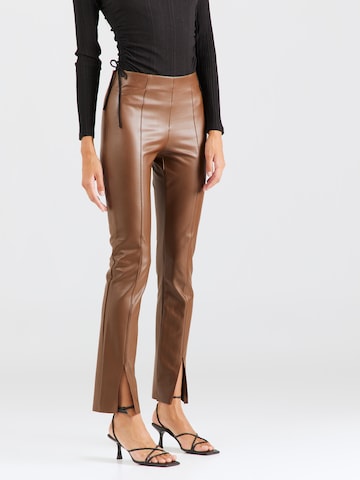 Coupe slim Leggings 'Livia' ONLY en marron : devant