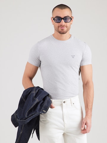 Tricou 'CALEB HERO' de la GUESS pe gri: față