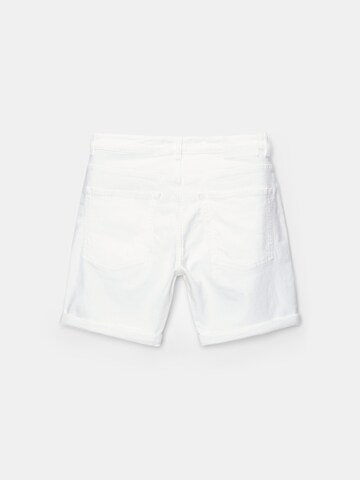 Pull&Bear Regular Shorts in Weiß