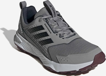 Chaussure basse 'TRACEFINDER 2' ADIDAS TERREX en gris : devant