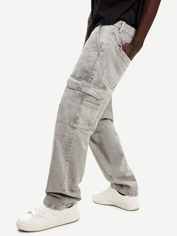 Bershka Baggy Cargo jeans in Grey: front