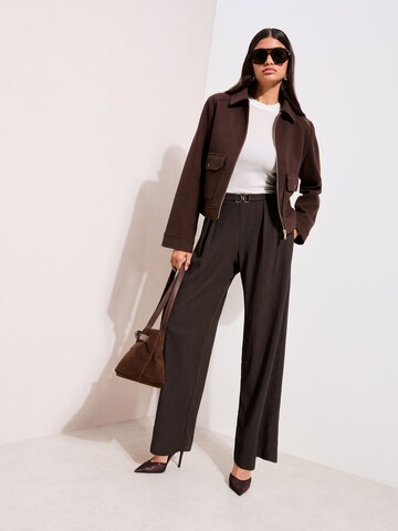 Friends Like These Wide leg Παντελόνι πλισέ σε καφέ