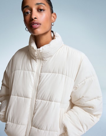 Bershka Winterjas in Wit