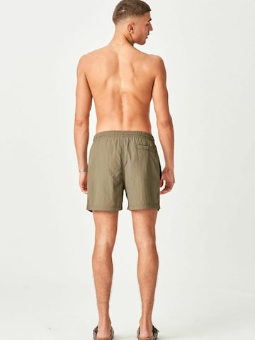 Shorts de bain ' Premium Badeshorts ' TEESHOPPEN en vert