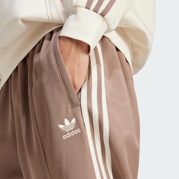 ADIDAS ORIGINALS Baggy Παντελόνι 'Adicolor Firebird' σε καφέ
