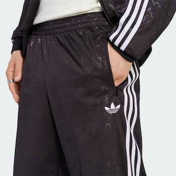 ADIDAS ORIGINALSregular Hlače 'Pride FB' - crna boja