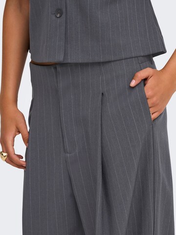 Baggy Pantaloni 'AGGIE' di ONLY in grigio