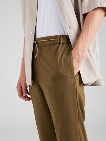 SCOTCH & SODA Tapered Trousers with creases 'Finch' in Green