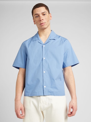 Coupe regular Chemise 'Charlie' WEEKDAY en bleu : devant