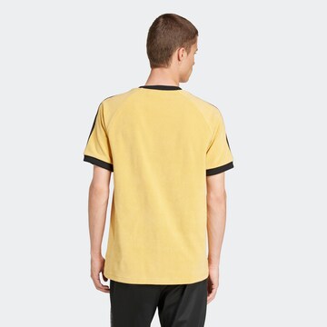 ADIDAS ORIGINALS T-shirt 'Cali' i gul