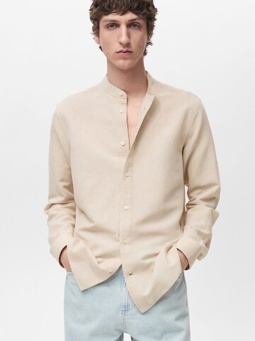 Coupe regular Chemise 'Chennai' MANGO MAN en beige : devant