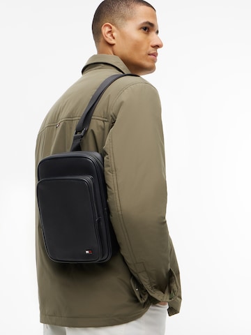 TOMMY HILFIGER Skuldertaske 'FOUNDATION' i sort