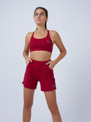 SPORTKIND - Loosefit Pantalón deportivo 'Bermuda Shorts' en rojo