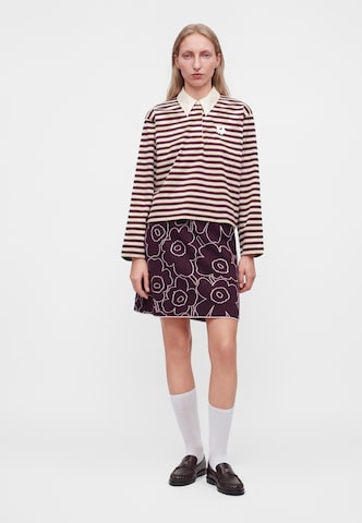 Marimekko Paita värissä punainen: etupuoli