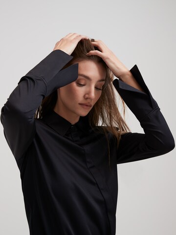 RÆRE by Lorena Rae Bluse 'Franca' in Schwarz: predná strana