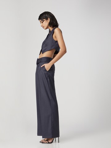 Bella x ABOUT YOU - Pierna ancha Pantalón de pinzas 'Dion' en azul