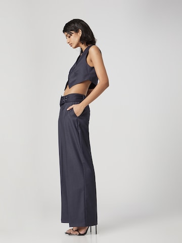 Bella x ABOUT YOU Wide leg Pleated Pants 'Dion' in Blue