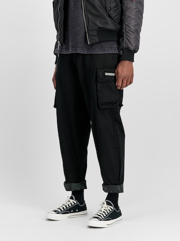 ALPHA INDUSTRIES - Loosefit Pantalón cargo en negro: frente