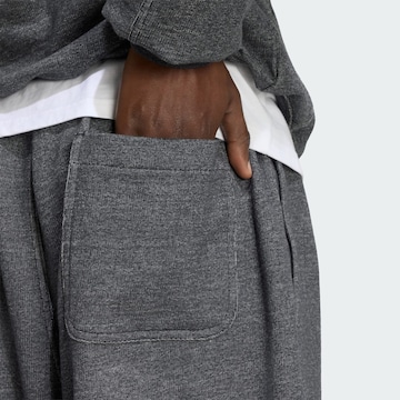 Baggy Pantaloni 'Trefoil Essentials ' di ADIDAS ORIGINALS in grigio