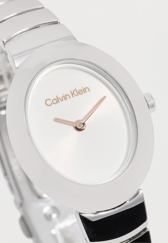 Calvin Klein - Reloj analógico 'TWISTED BEZEL' en plata: frente
