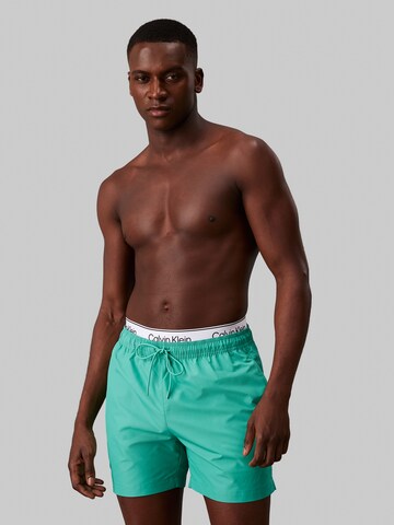 Calvin Klein Swimwear Szorty kąpielowe w kolorze zielony: przód