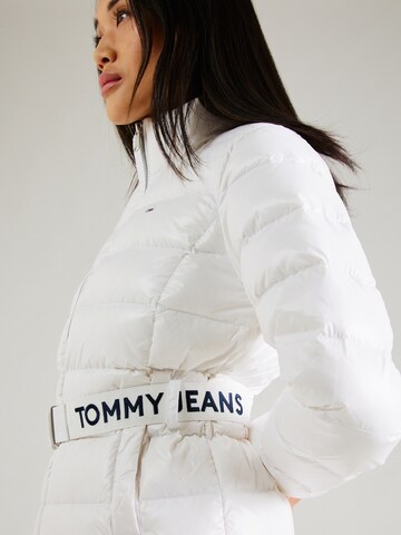Tommy Jeans Χειμερινό μπουφάν σε λευκό