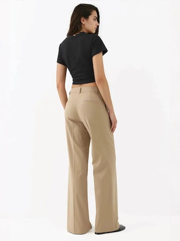 Hiccup - Regular Calças com vincos em bege