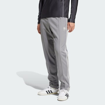 ADIDAS ORIGINALS Szabványos Nadrág 'Adicolor Classics Beckenbauer' - szürke: elől