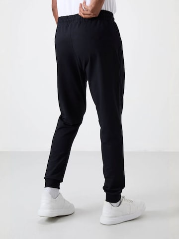 Tommy Life - Tapered Calças de desporto em preto