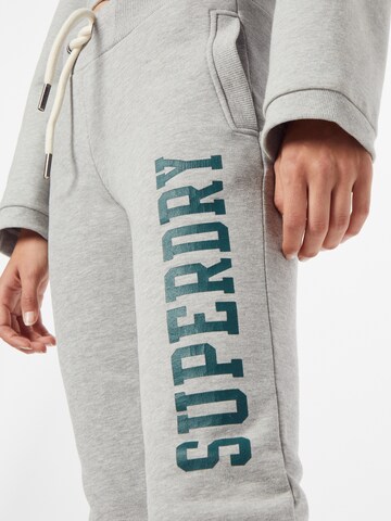 Tapered Pantaloni de la Superdry pe gri