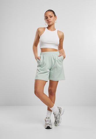 Urban Classics Loose fit Pants in Green: front