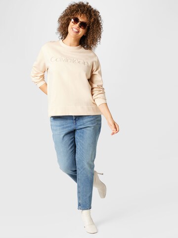 Bluză de molton de la Calvin Klein Curve pe bej