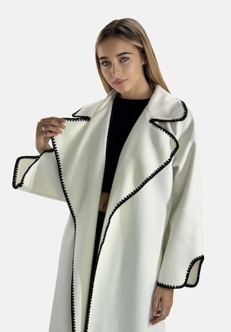 Elara Mantel in Weiß