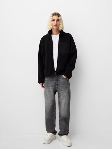 Bershka Jopa iz flisa | črna barva