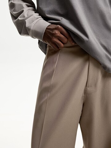 Loosefit Pantaloni con pieghe di Bershka in beige