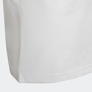 T-Shirt fonctionnel 'Essentials Linear Logo ' ADIDAS SPORTSWEAR en blanc