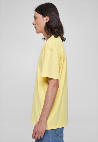 Urban Classics - Camisa 'Heavy Oversized Tee' em amarelo