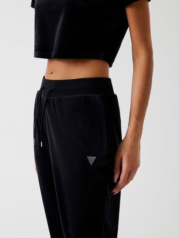 GUESS Tapered Hose in Schwarz